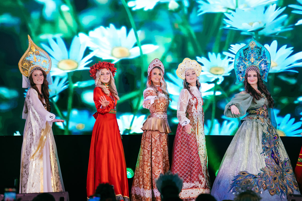 Конкурс «Мисс и   Миссис Владимирская земля   — 2025» в   очередной раз доказал: почувствовать себя королевой может каждая! В   минувшую субботу, 1   марта, красавицам из   33-го региона вручали шикарные короны, титулы и   подарки. Кто их   получил и   как прошел грандиозный финал   — в   материале «Ключ-Медиа».