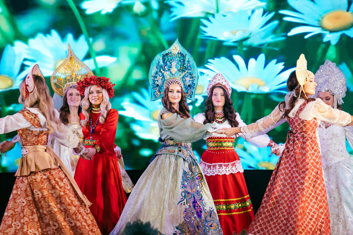 Конкурс «Мисс и   Миссис Владимирская земля   — 2025» в   очередной раз доказал: почувствовать себя королевой может каждая! В   минувшую субботу, 1   марта, красавицам из   33-го региона вручали шикарные короны, титулы и   подарки. Кто их   получил и   как прошел грандиозный финал   — в   материале «Ключ-Медиа».