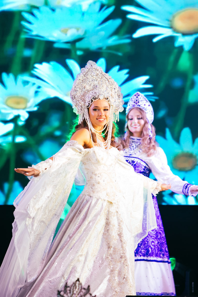 Конкурс «Мисс и   Миссис Владимирская земля   — 2025» в   очередной раз доказал: почувствовать себя королевой может каждая! В   минувшую субботу, 1   марта, красавицам из   33-го региона вручали шикарные короны, титулы и   подарки. Кто их   получил и   как прошел грандиозный финал   — в   материале «Ключ-Медиа».