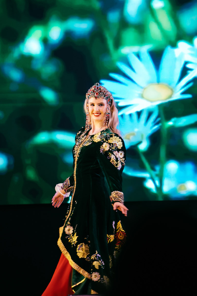 Конкурс «Мисс и   Миссис Владимирская земля   — 2025» в   очередной раз доказал: почувствовать себя королевой может каждая! В   минувшую субботу, 1   марта, красавицам из   33-го региона вручали шикарные короны, титулы и   подарки. Кто их   получил и   как прошел грандиозный финал   — в   материале «Ключ-Медиа».