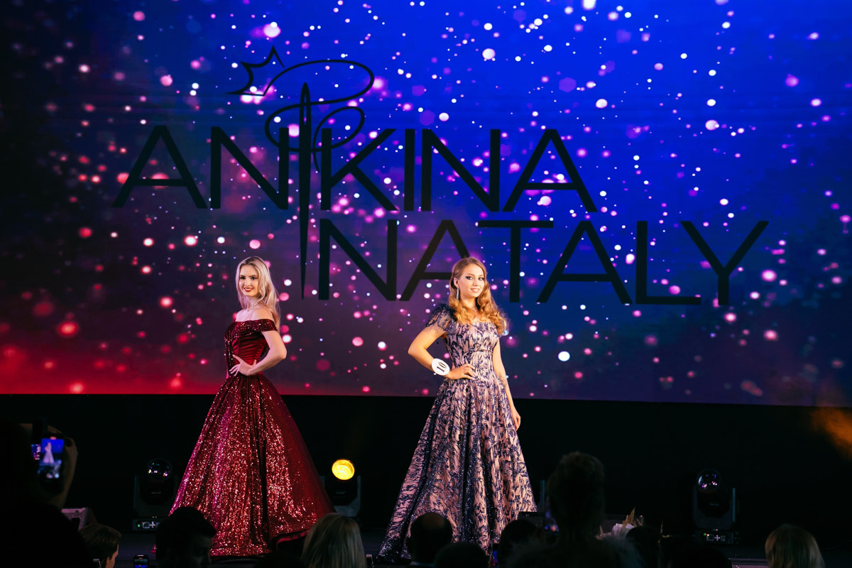 Конкурс «Мисс и   Миссис Владимирская земля   — 2025» в   очередной раз доказал: почувствовать себя королевой может каждая! В   минувшую субботу, 1   марта, красавицам из   33-го региона вручали шикарные короны, титулы и   подарки. Кто их   получил и   как прошел грандиозный финал   — в   материале «Ключ-Медиа».