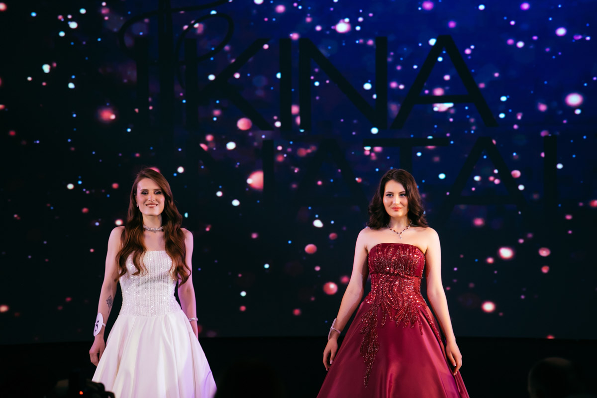 Конкурс «Мисс и   Миссис Владимирская земля   — 2025» в   очередной раз доказал: почувствовать себя королевой может каждая! В   минувшую субботу, 1   марта, красавицам из   33-го региона вручали шикарные короны, титулы и   подарки. Кто их   получил и   как прошел грандиозный финал   — в   материале «Ключ-Медиа».