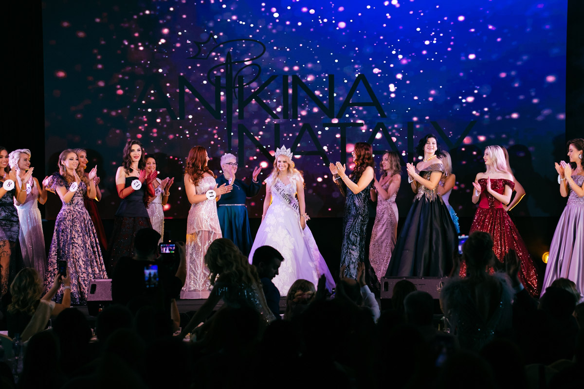 Конкурс «Мисс и   Миссис Владимирская земля   — 2025» в   очередной раз доказал: почувствовать себя королевой может каждая! В   минувшую субботу, 1   марта, красавицам из   33-го региона вручали шикарные короны, титулы и   подарки. Кто их   получил и   как прошел грандиозный финал   — в   материале «Ключ-Медиа».