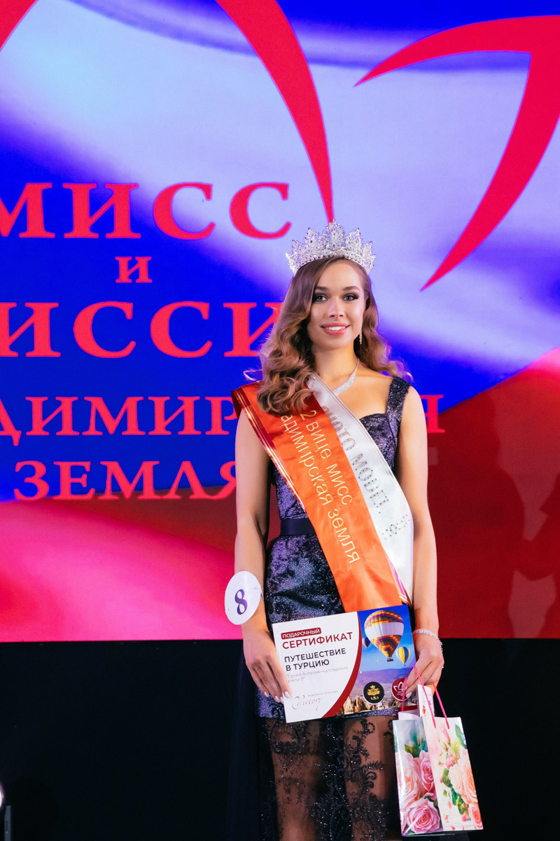 Конкурс «Мисс и   Миссис Владимирская земля   — 2025» в   очередной раз доказал: почувствовать себя королевой может каждая! В   минувшую субботу, 1   марта, красавицам из   33-го региона вручали шикарные короны, титулы и   подарки. Кто их   получил и   как прошел грандиозный финал   — в   материале «Ключ-Медиа».