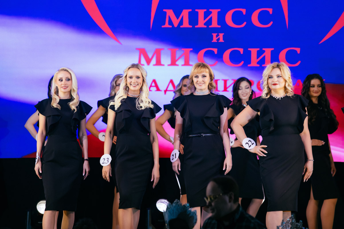 Конкурс «Мисс и   Миссис Владимирская земля   — 2025» в   очередной раз доказал: почувствовать себя королевой может каждая! В   минувшую субботу, 1   марта, красавицам из   33-го региона вручали шикарные короны, титулы и   подарки. Кто их   получил и   как прошел грандиозный финал   — в   материале «Ключ-Медиа».