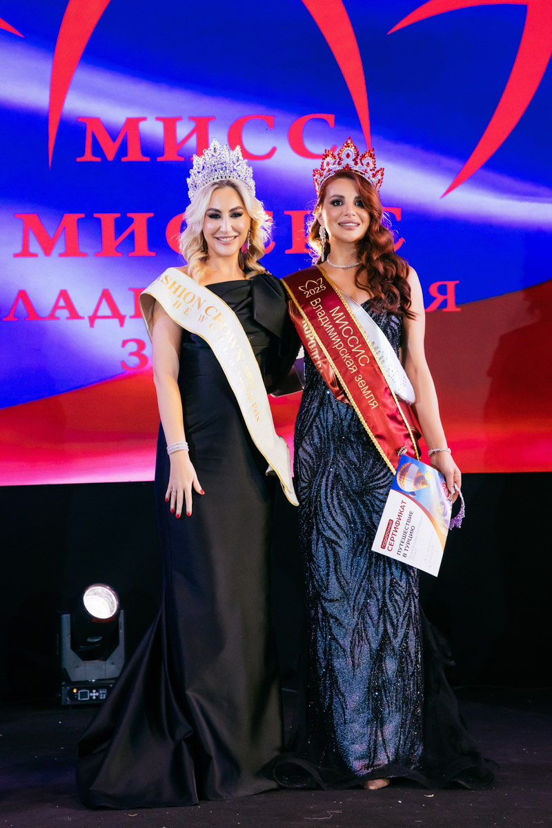 Конкурс «Мисс и   Миссис Владимирская земля   — 2025» в   очередной раз доказал: почувствовать себя королевой может каждая! В   минувшую субботу, 1   марта, красавицам из   33-го региона вручали шикарные короны, титулы и   подарки. Кто их   получил и   как прошел грандиозный финал   — в   материале «Ключ-Медиа».