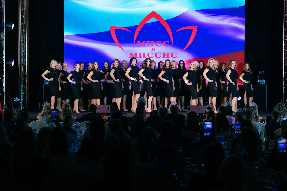 Конкурс «Мисс и   Миссис Владимирская земля   — 2025» в   очередной раз доказал: почувствовать себя королевой может каждая! В   минувшую субботу, 1   марта, красавицам из   33-го региона вручали шикарные короны, титулы и   подарки. Кто их   получил и   как прошел грандиозный финал   — в   материале «Ключ-Медиа».