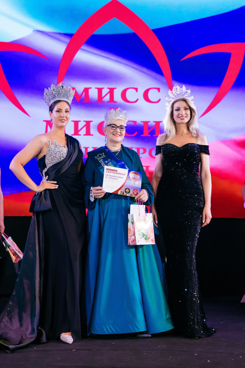 Конкурс «Мисс и   Миссис Владимирская земля   — 2025» в   очередной раз доказал: почувствовать себя королевой может каждая! В   минувшую субботу, 1   марта, красавицам из   33-го региона вручали шикарные короны, титулы и   подарки. Кто их   получил и   как прошел грандиозный финал   — в   материале «Ключ-Медиа».
