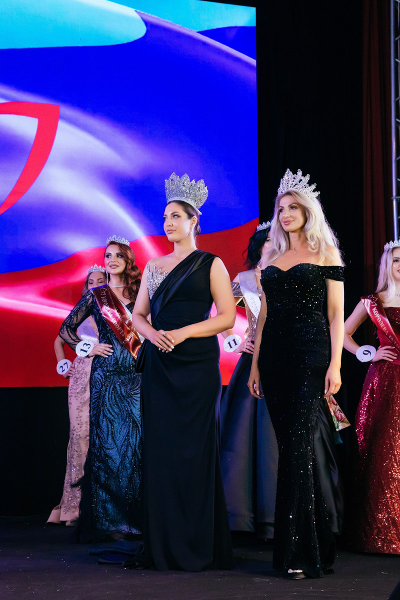 Конкурс «Мисс и   Миссис Владимирская земля   — 2025» в   очередной раз доказал: почувствовать себя королевой может каждая! В   минувшую субботу, 1   марта, красавицам из   33-го региона вручали шикарные короны, титулы и   подарки. Кто их   получил и   как прошел грандиозный финал   — в   материале «Ключ-Медиа».