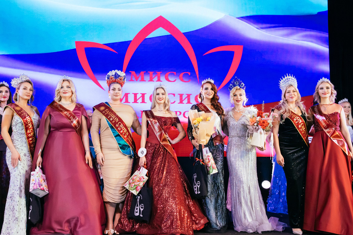 Конкурс «Мисс и   Миссис Владимирская земля   — 2025» в   очередной раз доказал: почувствовать себя королевой может каждая! В   минувшую субботу, 1   марта, красавицам из   33-го региона вручали шикарные короны, титулы и   подарки. Кто их   получил и   как прошел грандиозный финал   — в   материале «Ключ-Медиа».