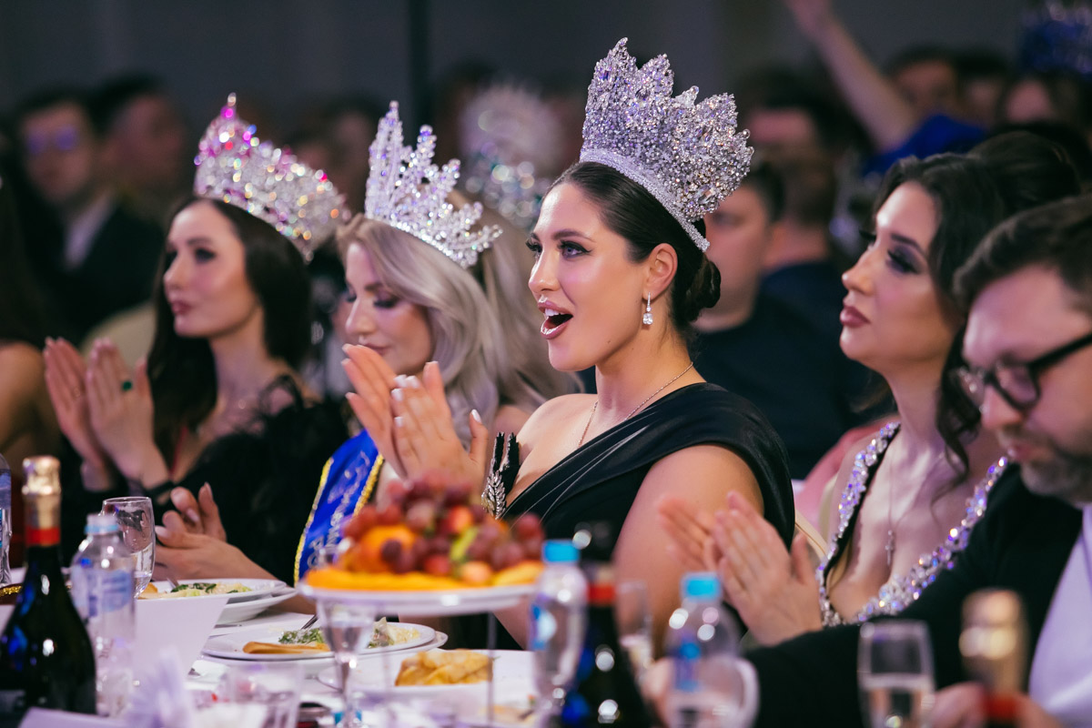 Конкурс «Мисс и   Миссис Владимирская земля   — 2025» в   очередной раз доказал: почувствовать себя королевой может каждая! В   минувшую субботу, 1   марта, красавицам из   33-го региона вручали шикарные короны, титулы и   подарки. Кто их   получил и   как прошел грандиозный финал   — в   материале «Ключ-Медиа».