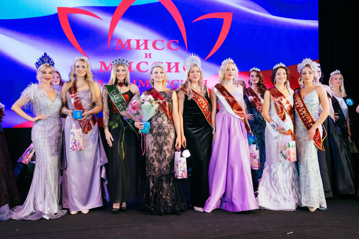 Конкурс «Мисс и   Миссис Владимирская земля   — 2025» в   очередной раз доказал: почувствовать себя королевой может каждая! В   минувшую субботу, 1   марта, красавицам из   33-го региона вручали шикарные короны, титулы и   подарки. Кто их   получил и   как прошел грандиозный финал   — в   материале «Ключ-Медиа».
