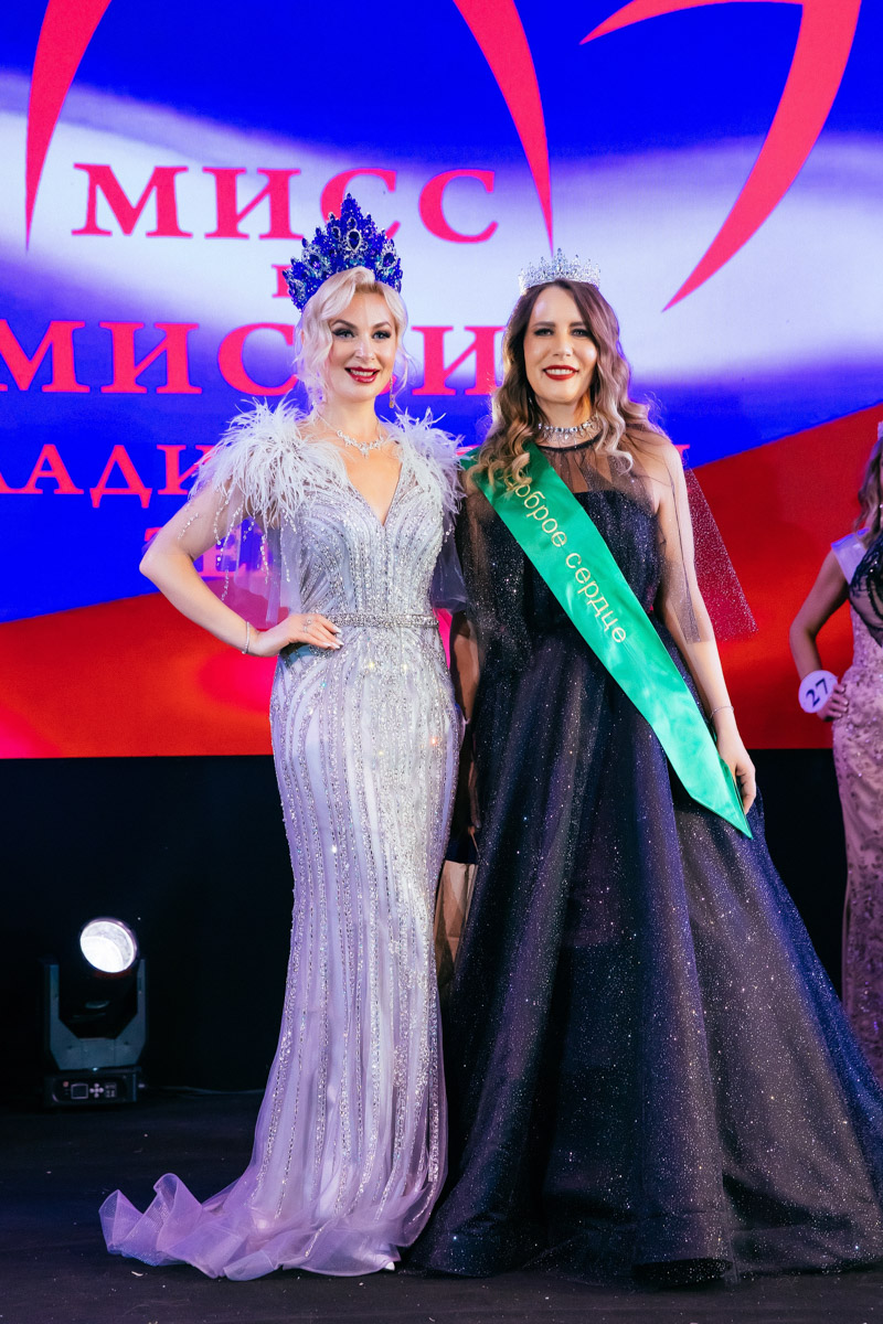 Конкурс «Мисс и   Миссис Владимирская земля   — 2025» в   очередной раз доказал: почувствовать себя королевой может каждая! В   минувшую субботу, 1   марта, красавицам из   33-го региона вручали шикарные короны, титулы и   подарки. Кто их   получил и   как прошел грандиозный финал   — в   материале «Ключ-Медиа».