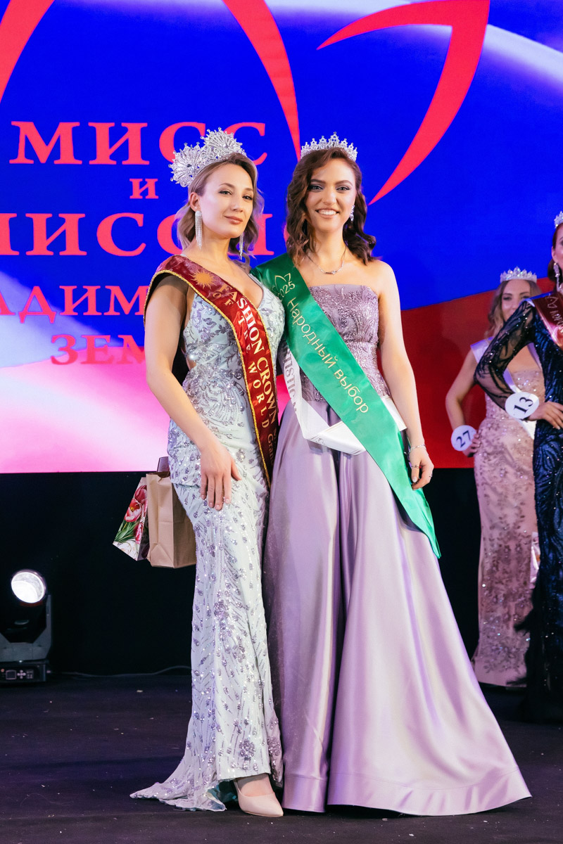 Конкурс «Мисс и   Миссис Владимирская земля   — 2025» в   очередной раз доказал: почувствовать себя королевой может каждая! В   минувшую субботу, 1   марта, красавицам из   33-го региона вручали шикарные короны, титулы и   подарки. Кто их   получил и   как прошел грандиозный финал   — в   материале «Ключ-Медиа».