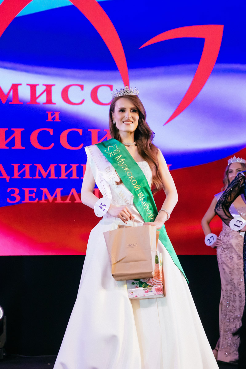 Конкурс «Мисс и   Миссис Владимирская земля   — 2025» в   очередной раз доказал: почувствовать себя королевой может каждая! В   минувшую субботу, 1   марта, красавицам из   33-го региона вручали шикарные короны, титулы и   подарки. Кто их   получил и   как прошел грандиозный финал   — в   материале «Ключ-Медиа».