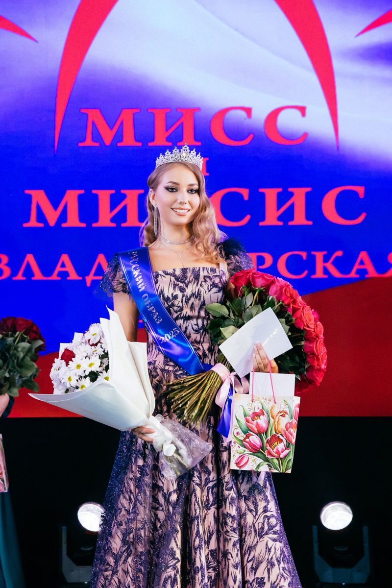 Конкурс «Мисс и   Миссис Владимирская земля   — 2025» в   очередной раз доказал: почувствовать себя королевой может каждая! В   минувшую субботу, 1   марта, красавицам из   33-го региона вручали шикарные короны, титулы и   подарки. Кто их   получил и   как прошел грандиозный финал   — в   материале «Ключ-Медиа».