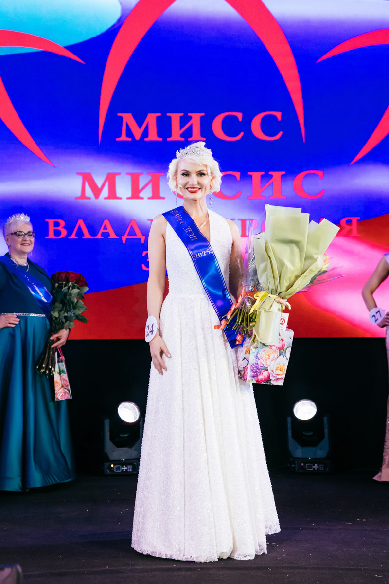 Конкурс «Мисс и   Миссис Владимирская земля   — 2025» в   очередной раз доказал: почувствовать себя королевой может каждая! В   минувшую субботу, 1   марта, красавицам из   33-го региона вручали шикарные короны, титулы и   подарки. Кто их   получил и   как прошел грандиозный финал   — в   материале «Ключ-Медиа».