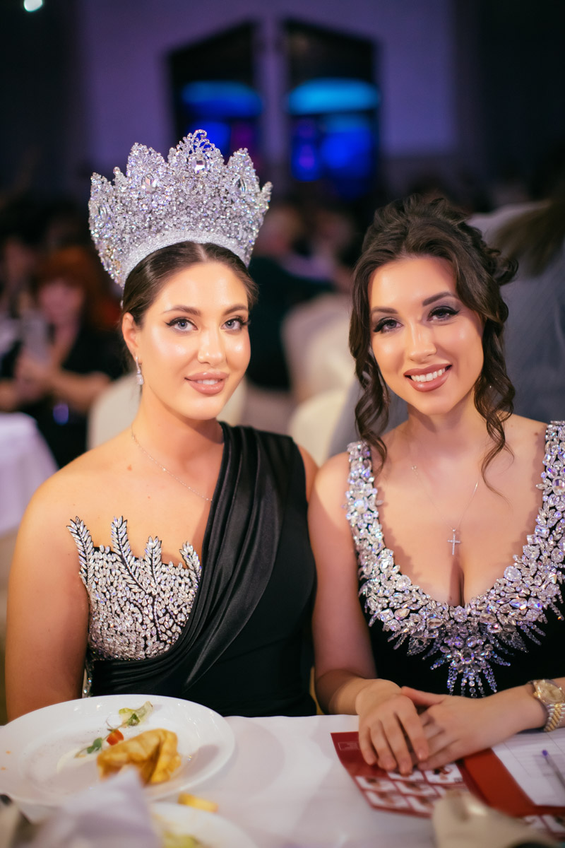 Конкурс «Мисс и   Миссис Владимирская земля   — 2025» в   очередной раз доказал: почувствовать себя королевой может каждая! В   минувшую субботу, 1   марта, красавицам из   33-го региона вручали шикарные короны, титулы и   подарки. Кто их   получил и   как прошел грандиозный финал   — в   материале «Ключ-Медиа».