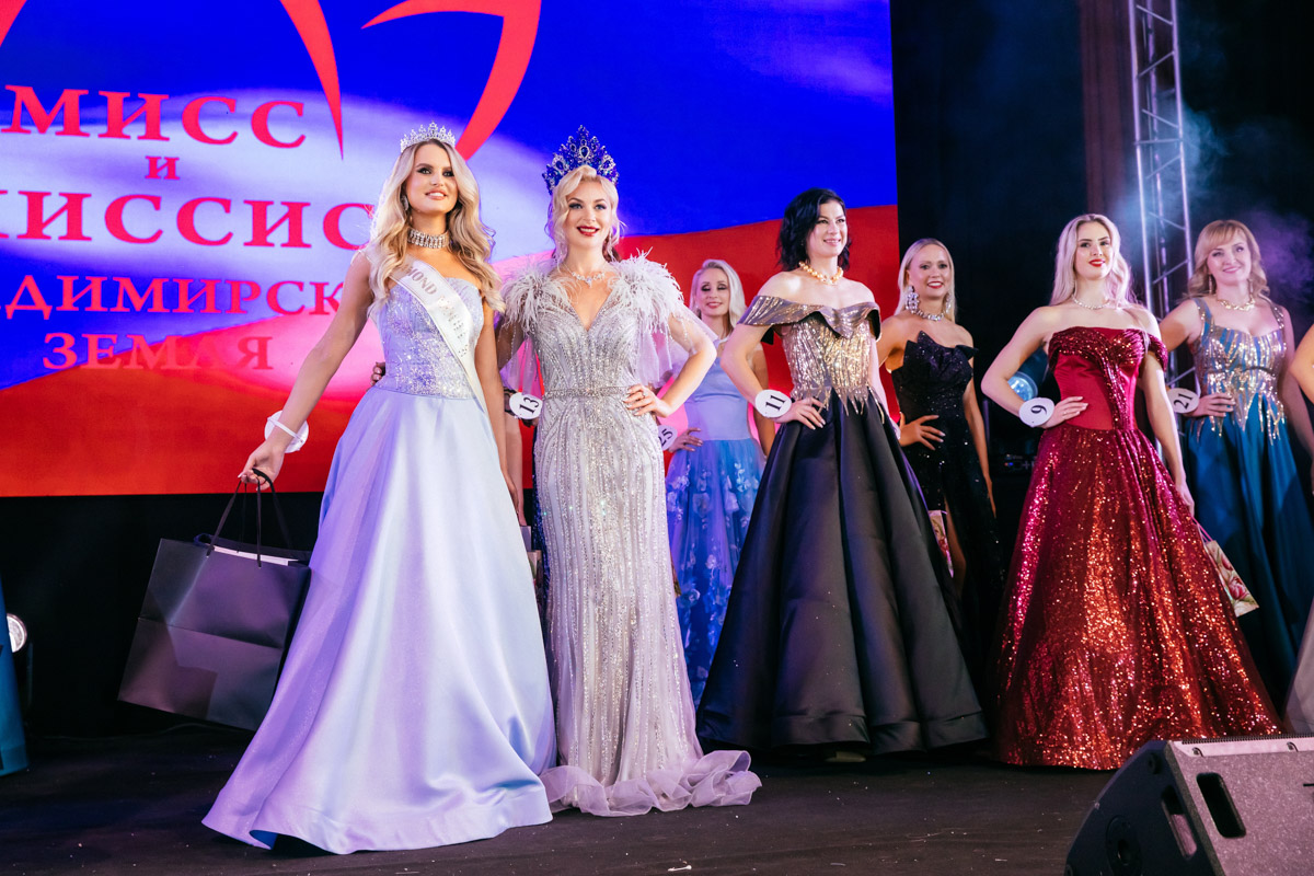 Конкурс «Мисс и   Миссис Владимирская земля   — 2025» в   очередной раз доказал: почувствовать себя королевой может каждая! В   минувшую субботу, 1   марта, красавицам из   33-го региона вручали шикарные короны, титулы и   подарки. Кто их   получил и   как прошел грандиозный финал   — в   материале «Ключ-Медиа».