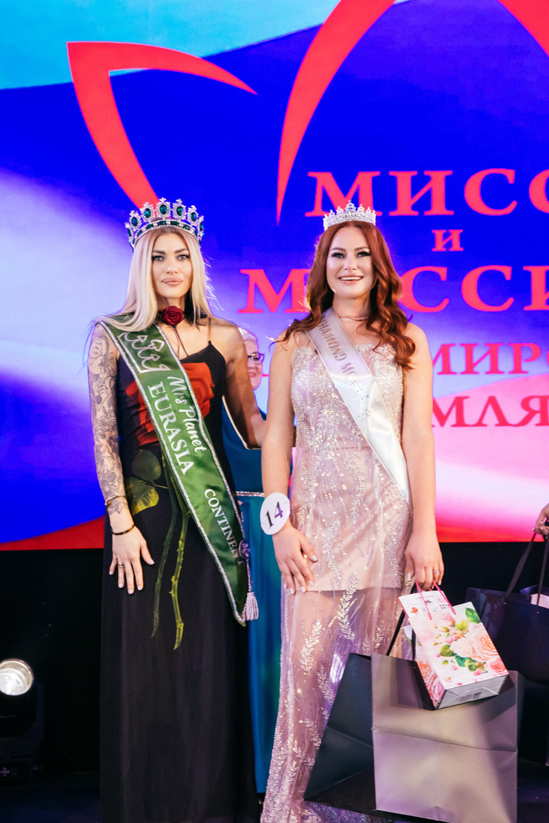 Конкурс «Мисс и   Миссис Владимирская земля   — 2025» в   очередной раз доказал: почувствовать себя королевой может каждая! В   минувшую субботу, 1   марта, красавицам из   33-го региона вручали шикарные короны, титулы и   подарки. Кто их   получил и   как прошел грандиозный финал   — в   материале «Ключ-Медиа».