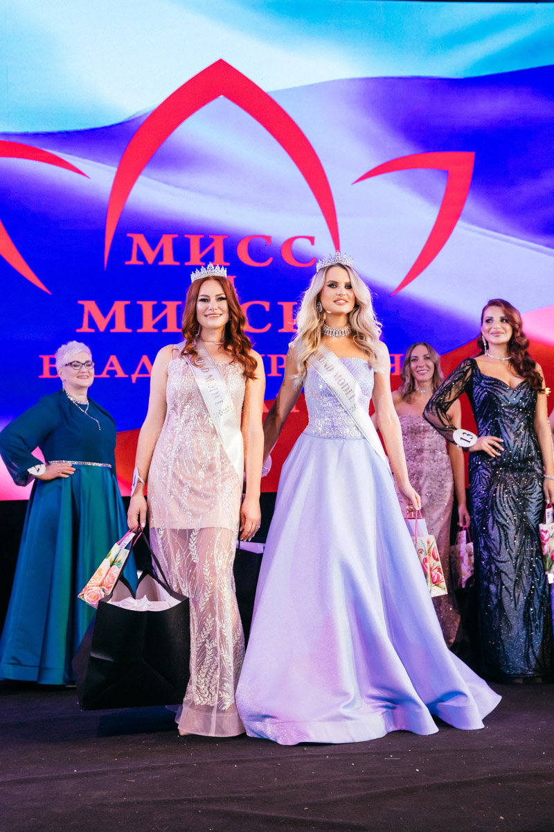 Конкурс «Мисс и   Миссис Владимирская земля   — 2025» в   очередной раз доказал: почувствовать себя королевой может каждая! В   минувшую субботу, 1   марта, красавицам из   33-го региона вручали шикарные короны, титулы и   подарки. Кто их   получил и   как прошел грандиозный финал   — в   материале «Ключ-Медиа».