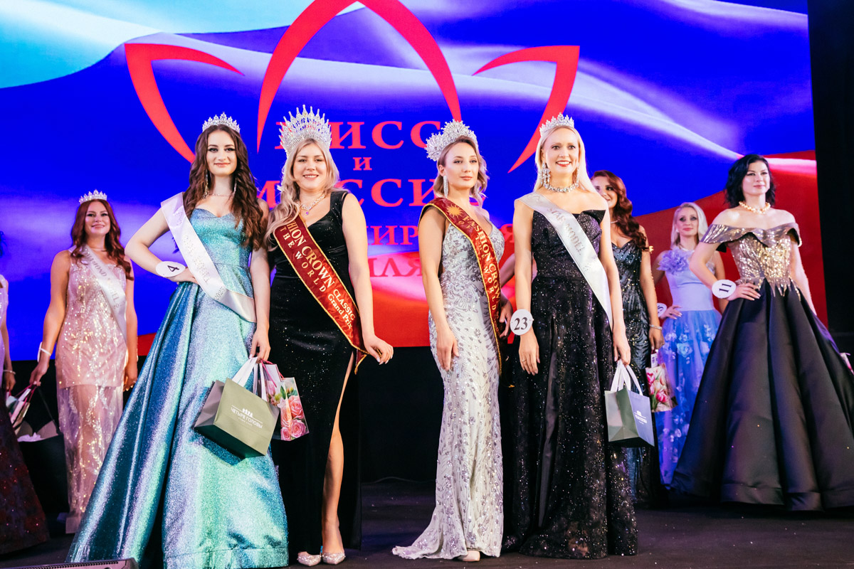 Конкурс «Мисс и   Миссис Владимирская земля   — 2025» в   очередной раз доказал: почувствовать себя королевой может каждая! В   минувшую субботу, 1   марта, красавицам из   33-го региона вручали шикарные короны, титулы и   подарки. Кто их   получил и   как прошел грандиозный финал   — в   материале «Ключ-Медиа».