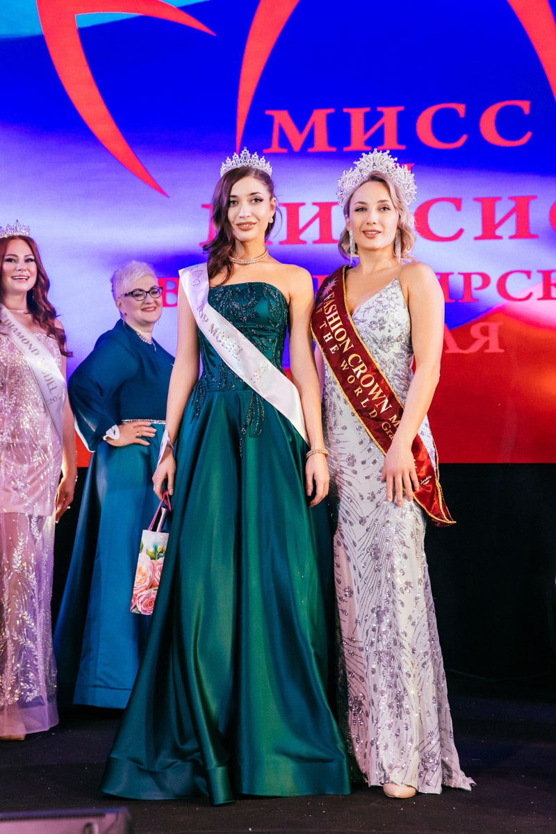 Конкурс «Мисс и   Миссис Владимирская земля   — 2025» в   очередной раз доказал: почувствовать себя королевой может каждая! В   минувшую субботу, 1   марта, красавицам из   33-го региона вручали шикарные короны, титулы и   подарки. Кто их   получил и   как прошел грандиозный финал   — в   материале «Ключ-Медиа».