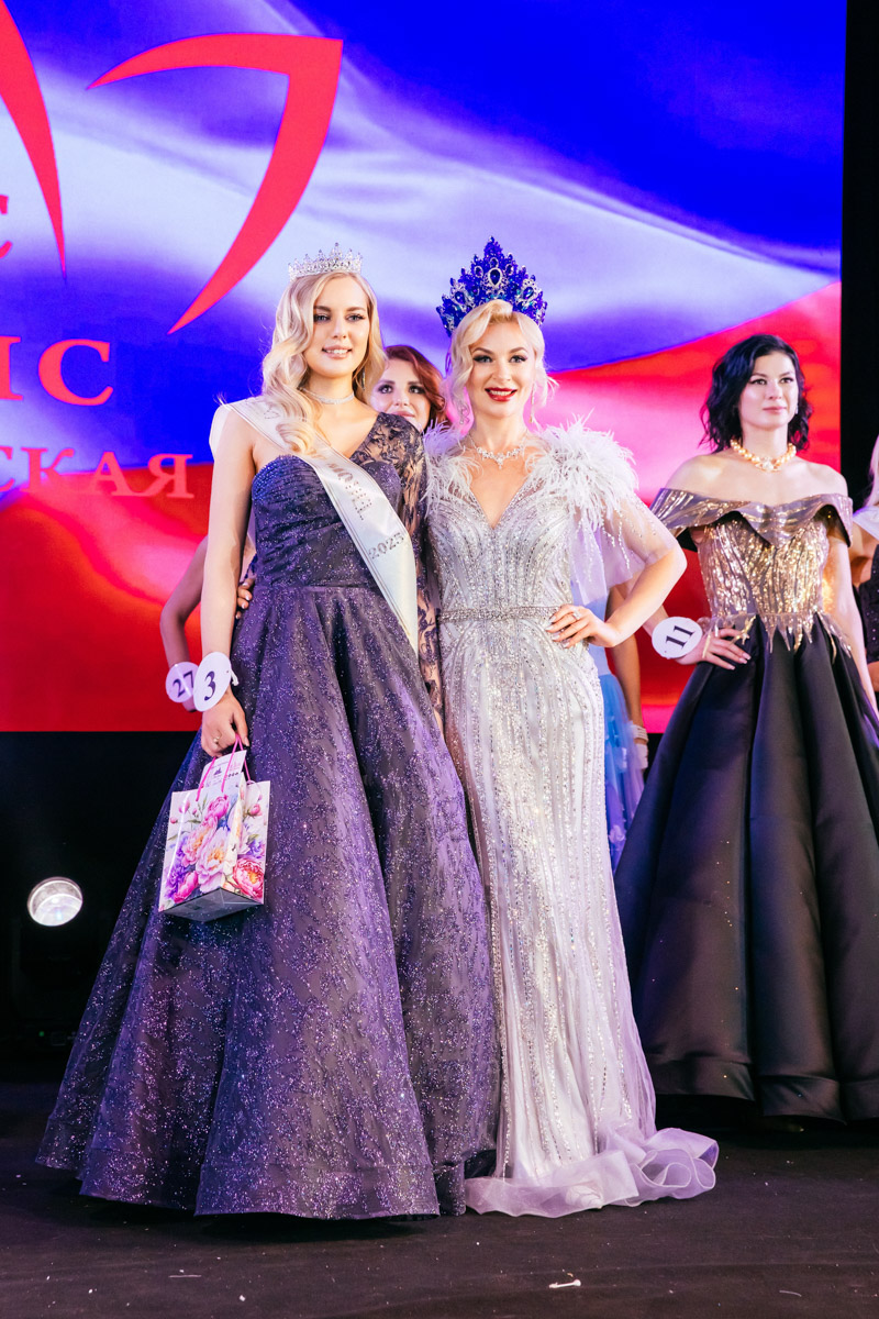 Конкурс «Мисс и   Миссис Владимирская земля   — 2025» в   очередной раз доказал: почувствовать себя королевой может каждая! В   минувшую субботу, 1   марта, красавицам из   33-го региона вручали шикарные короны, титулы и   подарки. Кто их   получил и   как прошел грандиозный финал   — в   материале «Ключ-Медиа».