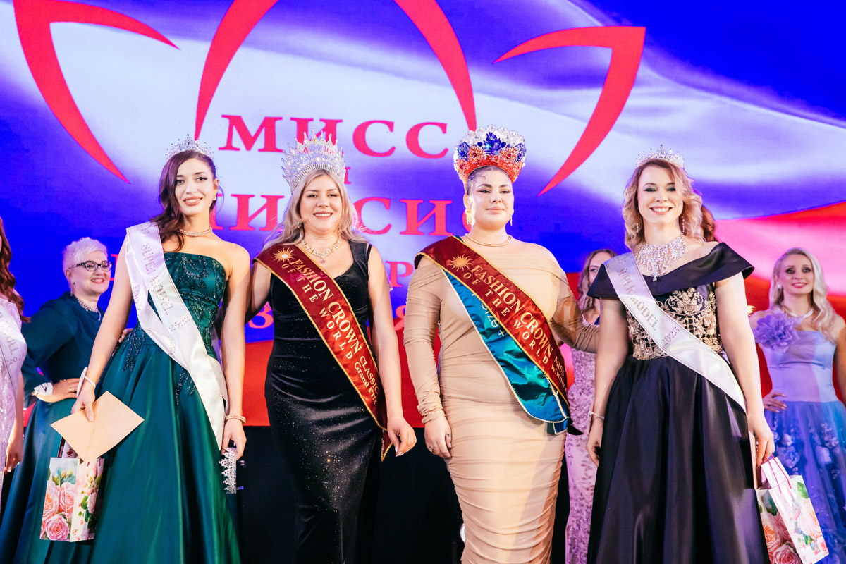 Конкурс «Мисс и   Миссис Владимирская земля   — 2025» в   очередной раз доказал: почувствовать себя королевой может каждая! В   минувшую субботу, 1   марта, красавицам из   33-го региона вручали шикарные короны, титулы и   подарки. Кто их   получил и   как прошел грандиозный финал   — в   материале «Ключ-Медиа».