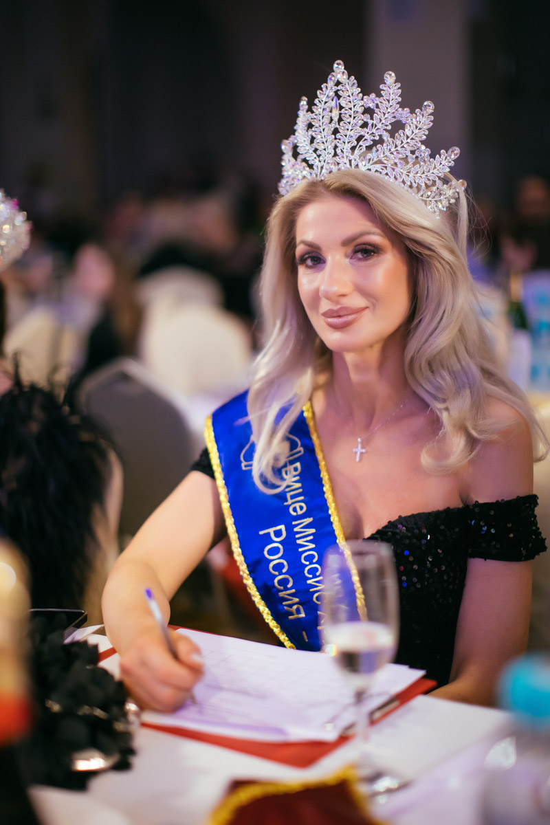 Конкурс «Мисс и   Миссис Владимирская земля   — 2025» в   очередной раз доказал: почувствовать себя королевой может каждая! В   минувшую субботу, 1   марта, красавицам из   33-го региона вручали шикарные короны, титулы и   подарки. Кто их   получил и   как прошел грандиозный финал   — в   материале «Ключ-Медиа».