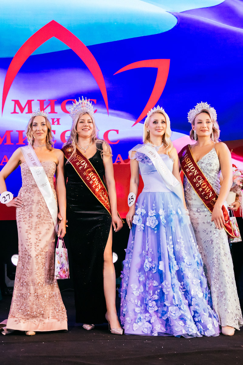 Конкурс «Мисс и   Миссис Владимирская земля   — 2025» в   очередной раз доказал: почувствовать себя королевой может каждая! В   минувшую субботу, 1   марта, красавицам из   33-го региона вручали шикарные короны, титулы и   подарки. Кто их   получил и   как прошел грандиозный финал   — в   материале «Ключ-Медиа».