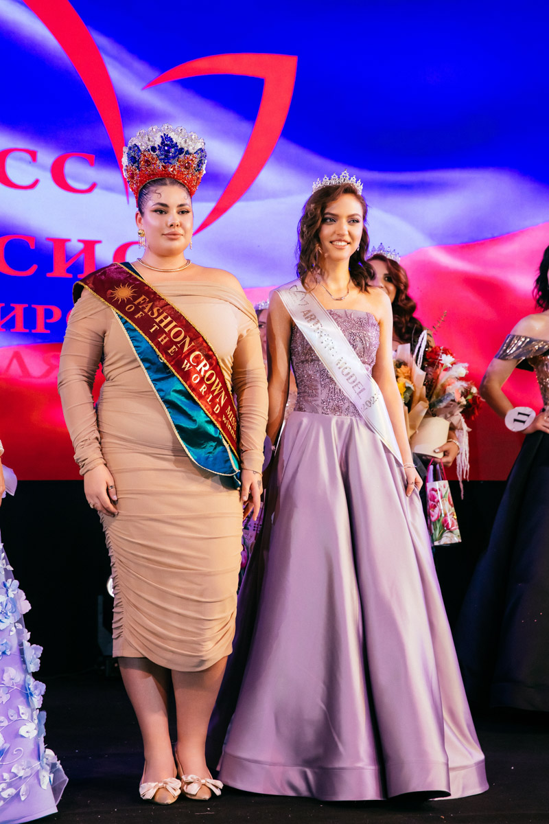 Конкурс «Мисс и   Миссис Владимирская земля   — 2025» в   очередной раз доказал: почувствовать себя королевой может каждая! В   минувшую субботу, 1   марта, красавицам из   33-го региона вручали шикарные короны, титулы и   подарки. Кто их   получил и   как прошел грандиозный финал   — в   материале «Ключ-Медиа».