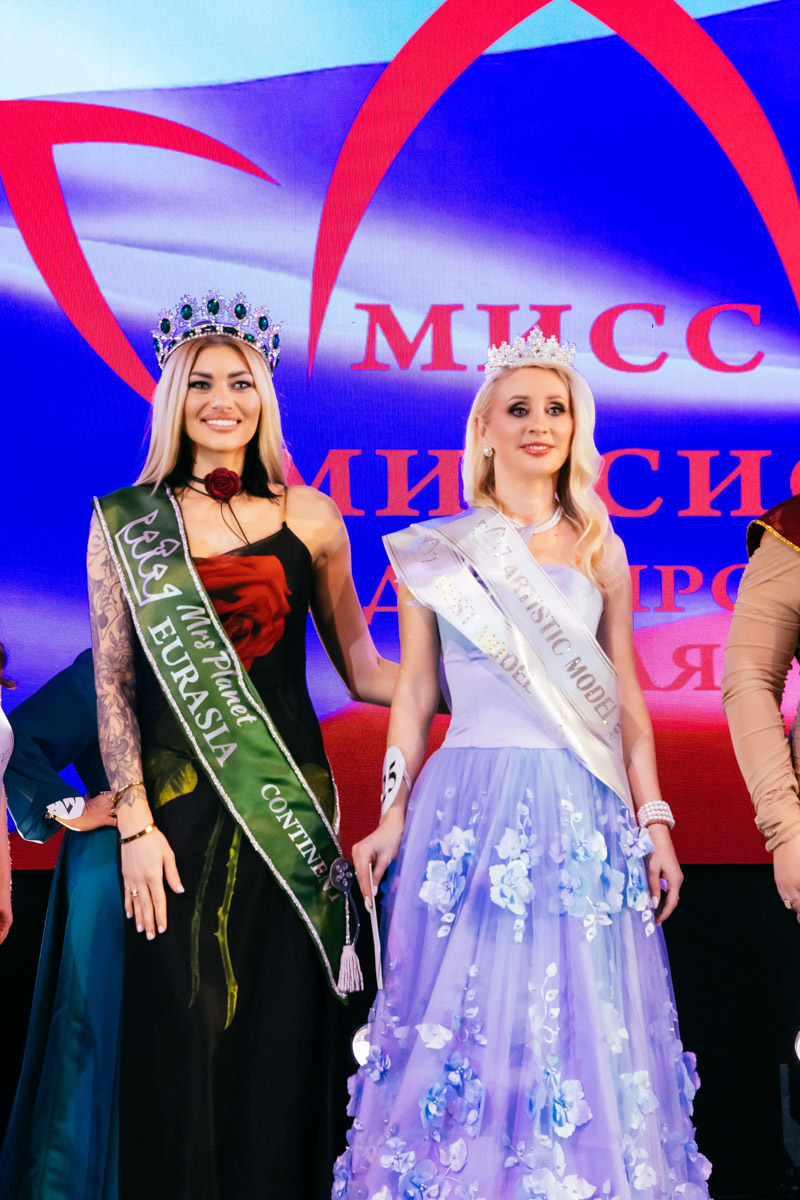 Конкурс «Мисс и   Миссис Владимирская земля   — 2025» в   очередной раз доказал: почувствовать себя королевой может каждая! В   минувшую субботу, 1   марта, красавицам из   33-го региона вручали шикарные короны, титулы и   подарки. Кто их   получил и   как прошел грандиозный финал   — в   материале «Ключ-Медиа».