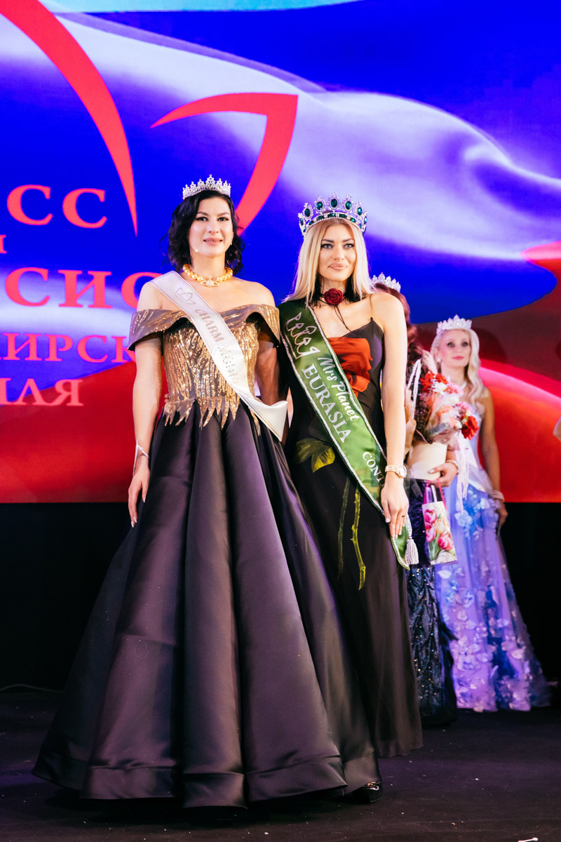 Конкурс «Мисс и   Миссис Владимирская земля   — 2025» в   очередной раз доказал: почувствовать себя королевой может каждая! В   минувшую субботу, 1   марта, красавицам из   33-го региона вручали шикарные короны, титулы и   подарки. Кто их   получил и   как прошел грандиозный финал   — в   материале «Ключ-Медиа».