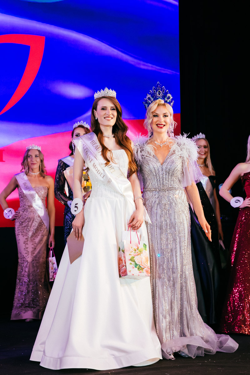 Конкурс «Мисс и   Миссис Владимирская земля   — 2025» в   очередной раз доказал: почувствовать себя королевой может каждая! В   минувшую субботу, 1   марта, красавицам из   33-го региона вручали шикарные короны, титулы и   подарки. Кто их   получил и   как прошел грандиозный финал   — в   материале «Ключ-Медиа».