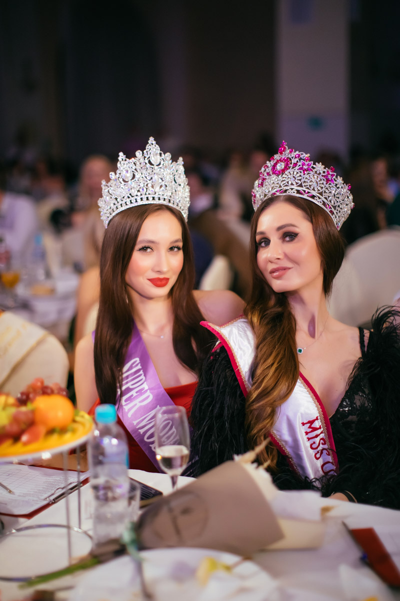 Конкурс «Мисс и   Миссис Владимирская земля   — 2025» в   очередной раз доказал: почувствовать себя королевой может каждая! В   минувшую субботу, 1   марта, красавицам из   33-го региона вручали шикарные короны, титулы и   подарки. Кто их   получил и   как прошел грандиозный финал   — в   материале «Ключ-Медиа».