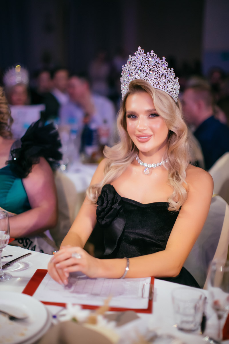 Конкурс «Мисс и   Миссис Владимирская земля   — 2025» в   очередной раз доказал: почувствовать себя королевой может каждая! В   минувшую субботу, 1   марта, красавицам из   33-го региона вручали шикарные короны, титулы и   подарки. Кто их   получил и   как прошел грандиозный финал   — в   материале «Ключ-Медиа».