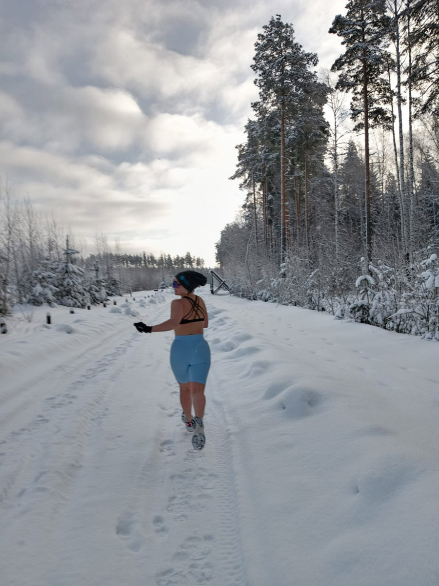 А как вы проводили зиму? Жительница Владимира Ольга Калюжная сделала это максимально весело и экстремально. За пару недель девушка приняла участие сразу в трех необычных стартах для моржей. Сначала ей пришлось пробежаться в мороз почти без одежды, а потом нырнуть в холодную воду!