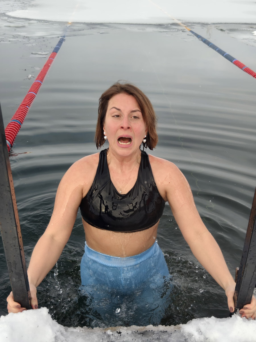 А как вы проводили зиму? Жительница Владимира Ольга Калюжная сделала это максимально весело и экстремально. За пару недель девушка приняла участие сразу в трех необычных стартах для моржей. Сначала ей пришлось пробежаться в мороз почти без одежды, а потом нырнуть в холодную воду!