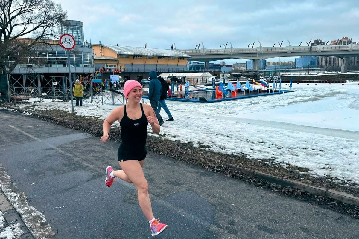 А как вы проводили зиму? Жительница Владимира Ольга Калюжная сделала это максимально весело и экстремально. За пару недель девушка приняла участие сразу в трех необычных стартах для моржей. Сначала ей пришлось пробежаться в мороз почти без одежды, а потом нырнуть в холодную воду!