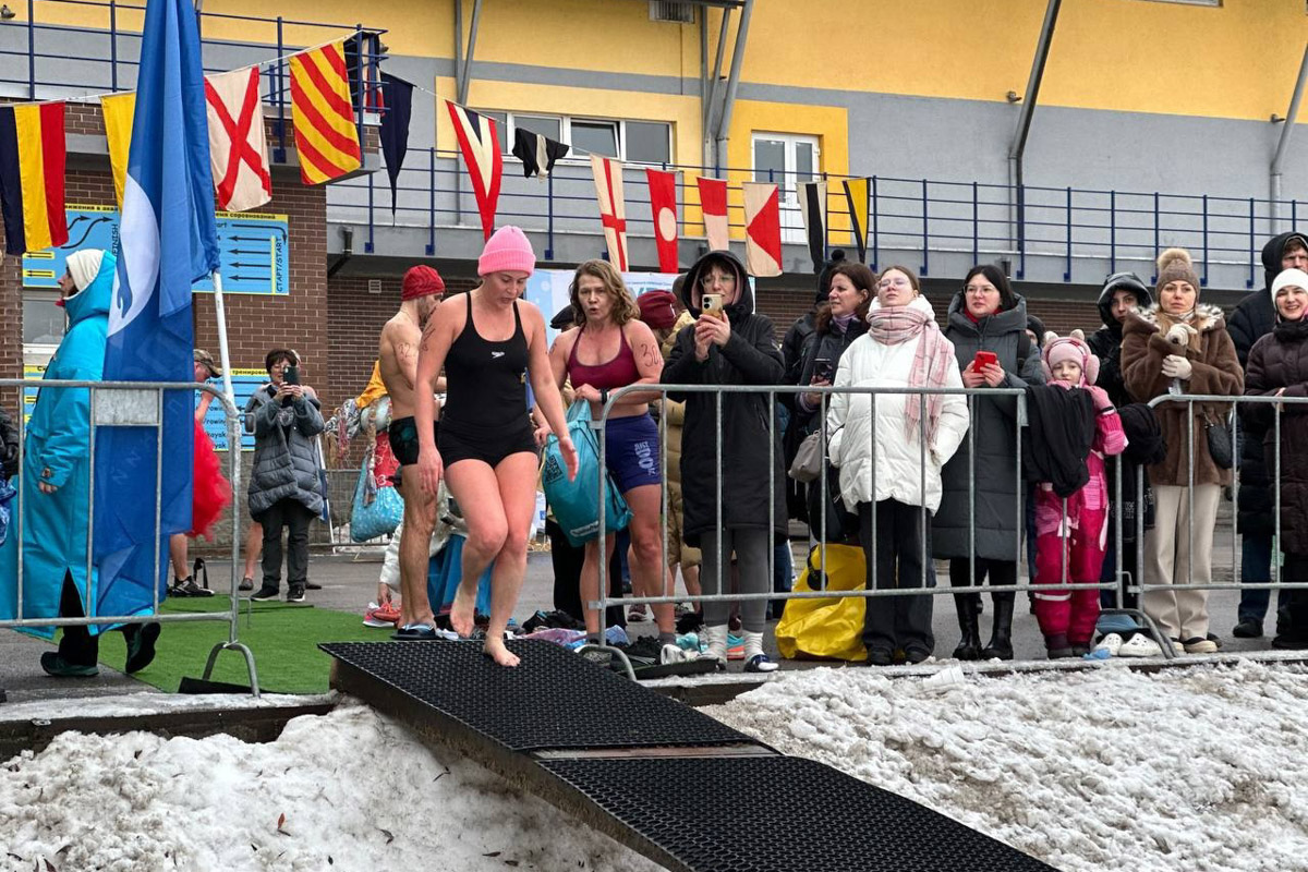 А как вы проводили зиму? Жительница Владимира Ольга Калюжная сделала это максимально весело и экстремально. За пару недель девушка приняла участие сразу в трех необычных стартах для моржей. Сначала ей пришлось пробежаться в мороз почти без одежды, а потом нырнуть в холодную воду!