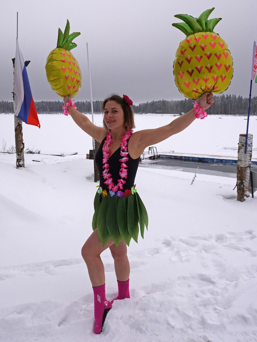 А как вы проводили зиму? Жительница Владимира Ольга Калюжная сделала это максимально весело и экстремально. За пару недель девушка приняла участие сразу в трех необычных стартах для моржей. Сначала ей пришлось пробежаться в мороз почти без одежды, а потом нырнуть в холодную воду!