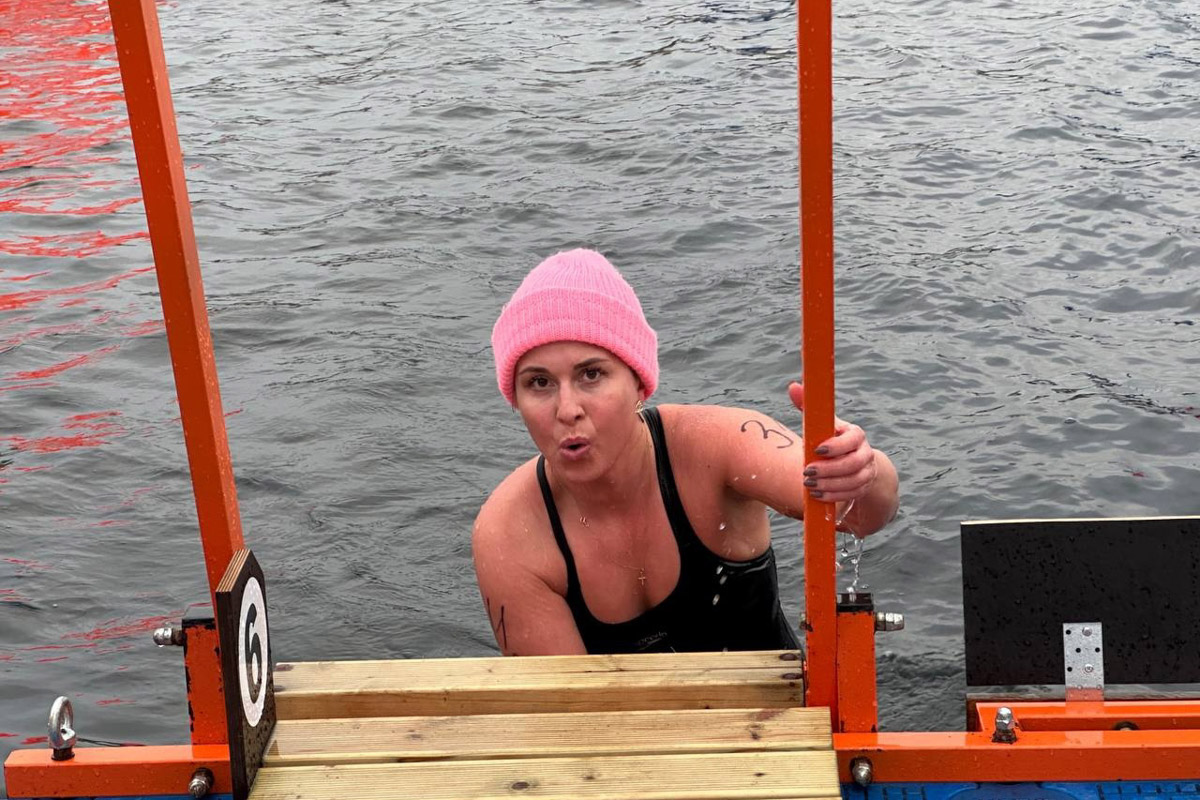 А как вы проводили зиму? Жительница Владимира Ольга Калюжная сделала это максимально весело и экстремально. За пару недель девушка приняла участие сразу в трех необычных стартах для моржей. Сначала ей пришлось пробежаться в мороз почти без одежды, а потом нырнуть в холодную воду!