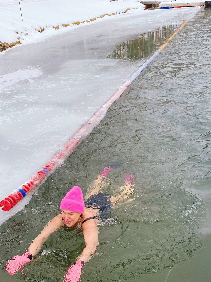 А как вы проводили зиму? Жительница Владимира Ольга Калюжная сделала это максимально весело и экстремально. За пару недель девушка приняла участие сразу в трех необычных стартах для моржей. Сначала ей пришлось пробежаться в мороз почти без одежды, а потом нырнуть в холодную воду!