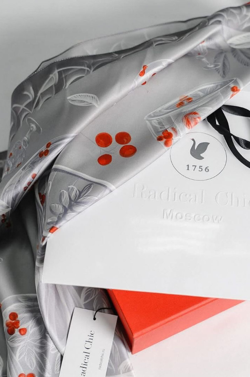 Российские дизайнеры активно черпают вдохновение в прошлом, чтобы явить миру что-то новое. И у них это отлично получается. Коллекции, созданные по историческим референсам, каждый раз притягивают взгляд. «Ключ-Медиа» тоже не удержался от очередного модного обзора вещей с мотивами 33-го региона.