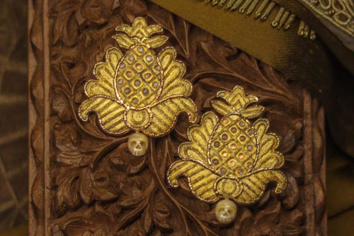 Сразу два творца из нашего региона в этом году принимают участие в масштабной выставке современного русского искусства «СВОЯСИ». Свои произведения в Государственном историческом музее в числе прочих 79 мастеров представили ювелир из Мурома Семен Старов и керамист из Владимира Елизавета Комарова. Рассмотрим их работы поближе!