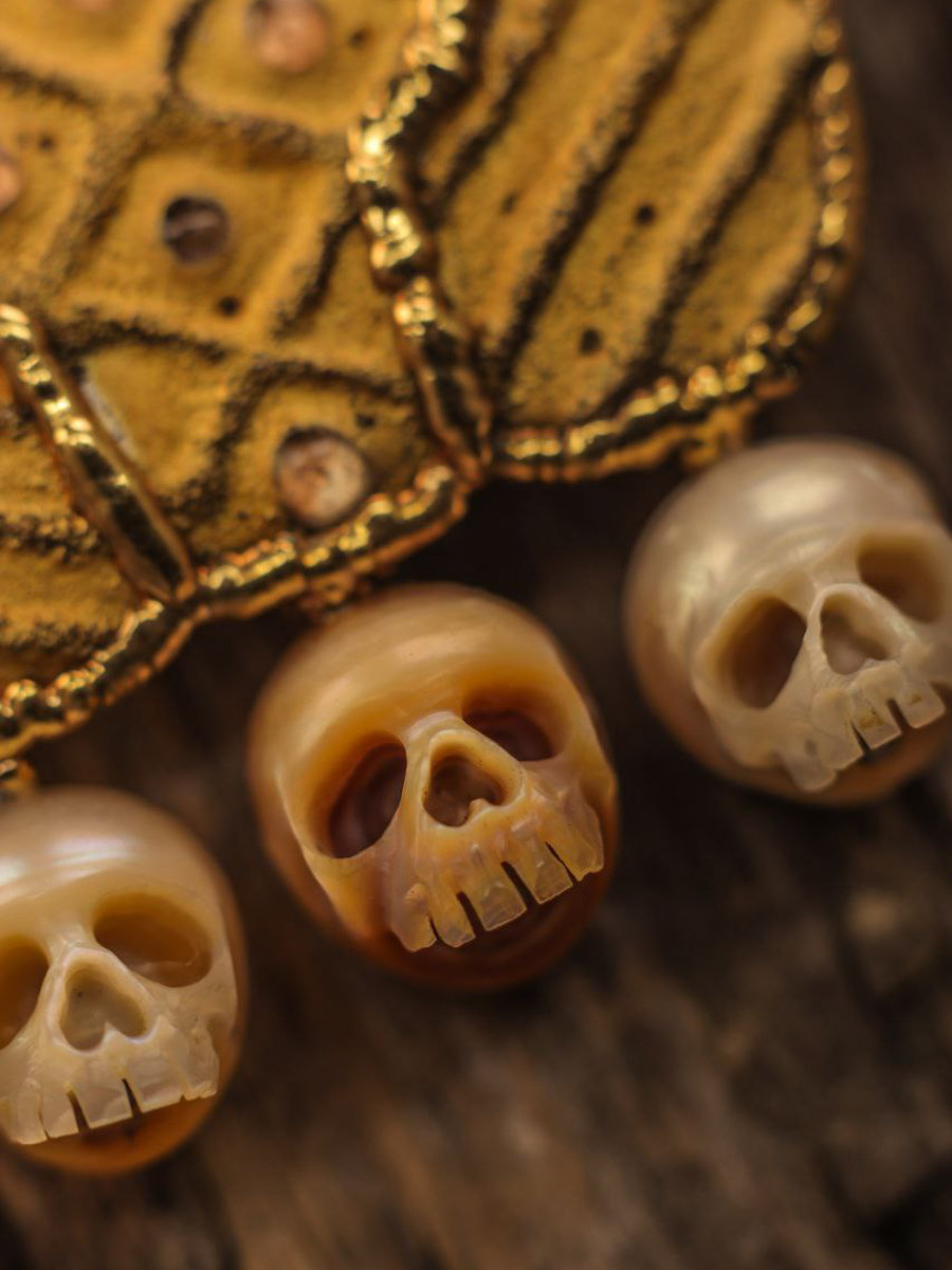 Сразу два творца из нашего региона в этом году принимают участие в масштабной выставке современного русского искусства «СВОЯСИ». Свои произведения в Государственном историческом музее в числе прочих 79 мастеров представили ювелир из Мурома Семен Старов и керамист из Владимира Елизавета Комарова. Рассмотрим их работы поближе!