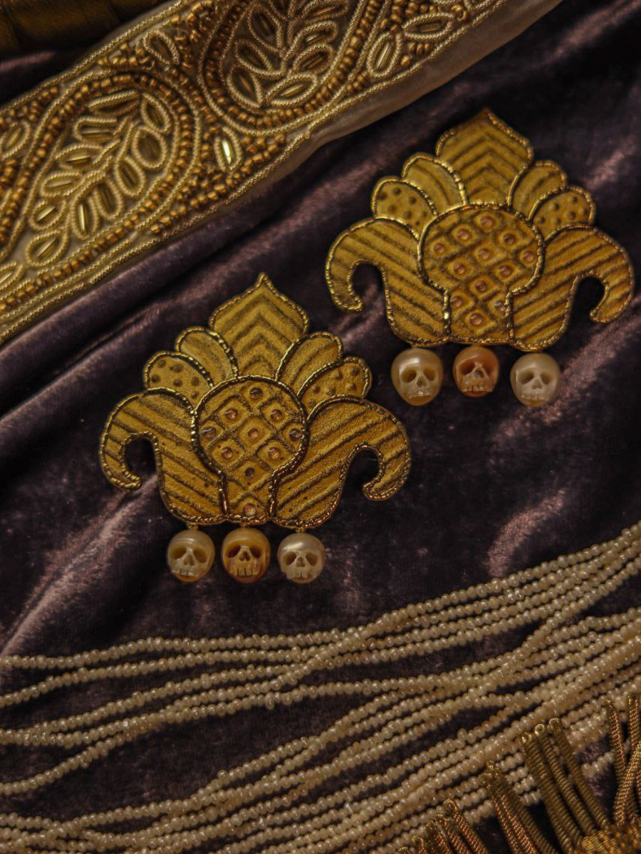 Сразу два творца из нашего региона в этом году принимают участие в масштабной выставке современного русского искусства «СВОЯСИ». Свои произведения в Государственном историческом музее в числе прочих 79 мастеров представили ювелир из Мурома Семен Старов и керамист из Владимира Елизавета Комарова. Рассмотрим их работы поближе!