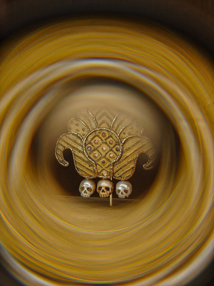 Сразу два творца из нашего региона в этом году принимают участие в масштабной выставке современного русского искусства «СВОЯСИ». Свои произведения в Государственном историческом музее в числе прочих 79 мастеров представили ювелир из Мурома Семен Старов и керамист из Владимира Елизавета Комарова. Рассмотрим их работы поближе!