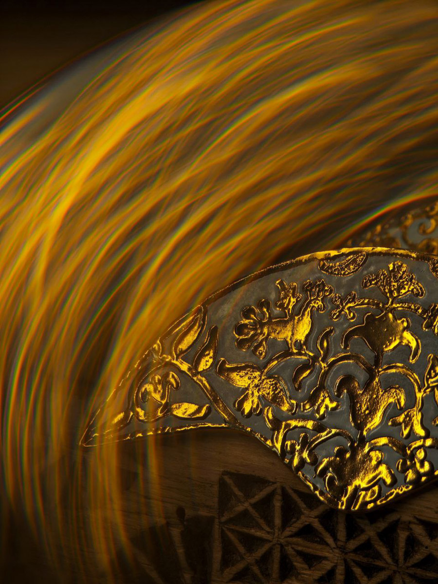 Сразу два творца из нашего региона в этом году принимают участие в масштабной выставке современного русского искусства «СВОЯСИ». Свои произведения в Государственном историческом музее в числе прочих 79 мастеров представили ювелир из Мурома Семен Старов и керамист из Владимира Елизавета Комарова. Рассмотрим их работы поближе!